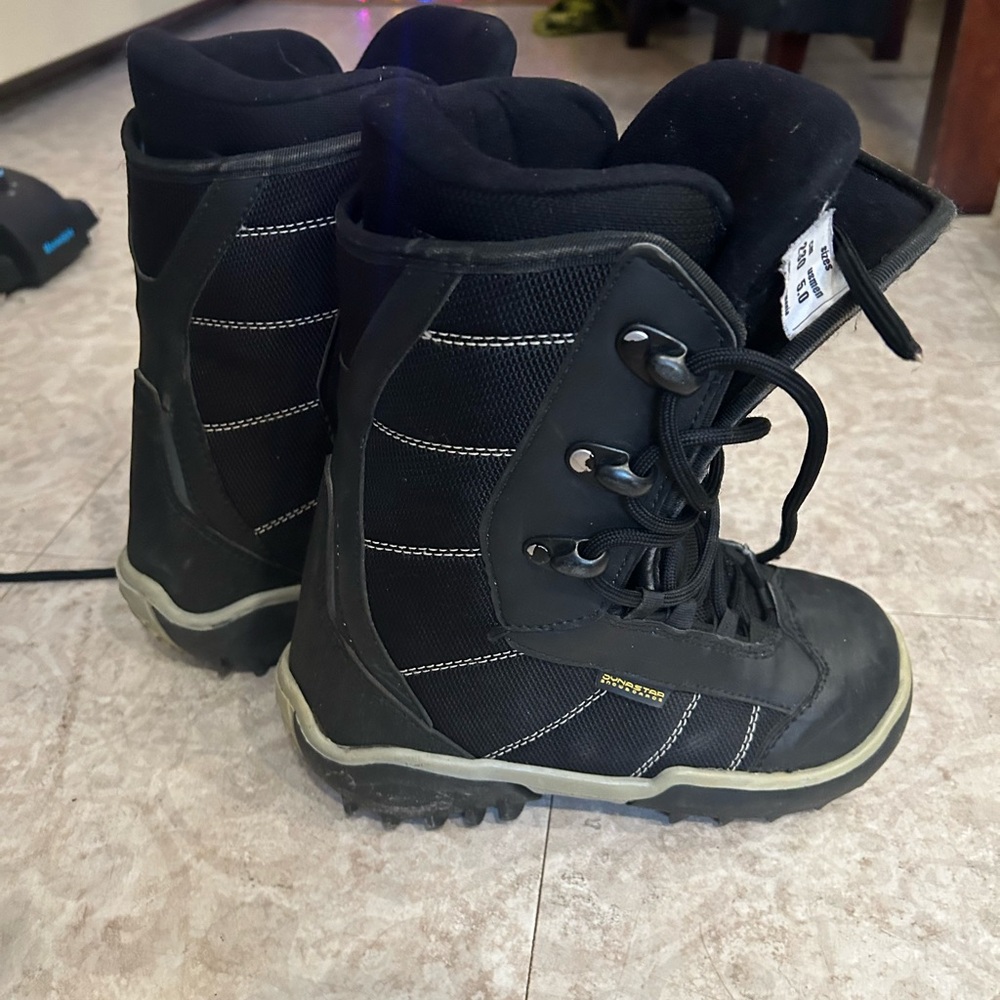 Snowboard boots